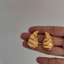 A Pair Of Water Drop Carving Pattern Retro Zinc Alloy Metal Wind Gold Elegant Design Elegant Simple Daily Versatile Casual Fashion Ladies Earrings Stud Earrings Multi-Item Party Favor Packs