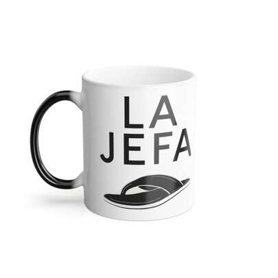Taza Mágica de Café con la Frase "La Jefa" y Gráfico de Chancla - 11 oz | Regalo Divertido para Mamá, Esposa o el Día de las Madres | Dicho Mexicano Original
