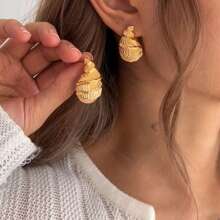 A Pair Of Water Drop Carving Pattern Retro Zinc Alloy Metal Wind Gold Elegant Design Elegant Simple Daily Versatile Casual Fashion Ladies Earrings Stud Earrings Multi-Item Party Favor Packs