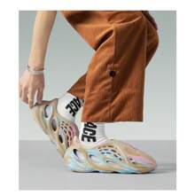 Women Men Foam Runner Shoes Unisex Foam Runner Sports Sneakers Hollow Out Sandals Slides Anti Slip Quick-Drying Fashion Beach Shoes