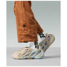 Women Men Foam Runner Shoes Unisex Foam Runner Sports Sneakers Hollow Out Sandals Slides Anti Slip Quick-Drying Fashion Beach Shoes