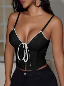 Top corto tipo camiseta con escote en V, contraste de satén, adorno de lazo y remaches de Yuwenier Y2K - Negro - Ver 3