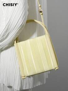 CHISIY Bolso cuadrado pequeño con cierre magnético, correa ajustable, bolso de hombro y bandolera, hecho a mano con pliegues en estilo europeo y estadounidense de piel sintética amarilla. Un regalo de moda simple para mujer, adecuado para la oficina, el trabajo, las vacaciones de verano y el uso diario.
