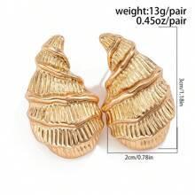 A Pair Of Water Drop Carving Pattern Retro Zinc Alloy Metal Wind Gold Elegant Design Elegant Simple Daily Versatile Casual Fashion Ladies Earrings Stud Earrings Multi-Item Party Favor Packs