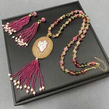 女士手工珠宝套装，包括巴洛克珍珠吊坠项链、流苏耳环、黄铜镶嵌宝石，奢华优雅的正装和休闲装配饰