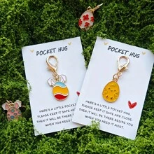 1套或4套可爱的迷你复活节彩蛋钥匙扣、Pocket Hug蛋形吊坠和Pocket Hug复活节卡片钥匙扣。非常适合生日、情人节、复活节、母亲节和父亲节。它们可以作为特别的鼓励礼物、可爱的迷你纪念品、鼓舞人心的珠宝和其他配饰。 - 彩色 - 查看 3