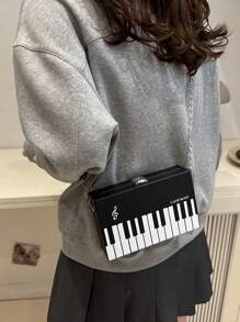 1 pièce Nouveau sac bandoulière mini stylé à imprimé piano, thème musical de fête. Sac à épaule carré avec motif de clavier de piano. Boucle et bandoulière en métal. Convient pour les fêtes musicales et en cadeau pour femmes. Boîte rigide peut ranger un téléphone