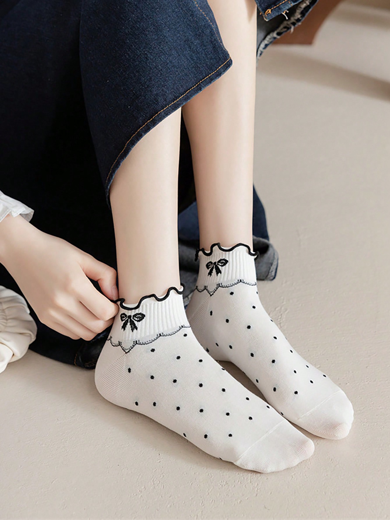 4 أزواج من الجوارب الكاحل للنساء بتطريزات مفرّقعة بالأبيض والأسود: الكرز ، القوس ، الشريط ، الرمل ،