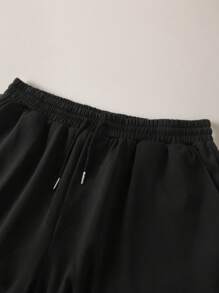 Conjunto deportivo casual para hombres, camiseta de manga corta cuello redondo con estampado de letras y pantalones cortos con elástico en la cintura y bolsillo, de tejido de punto