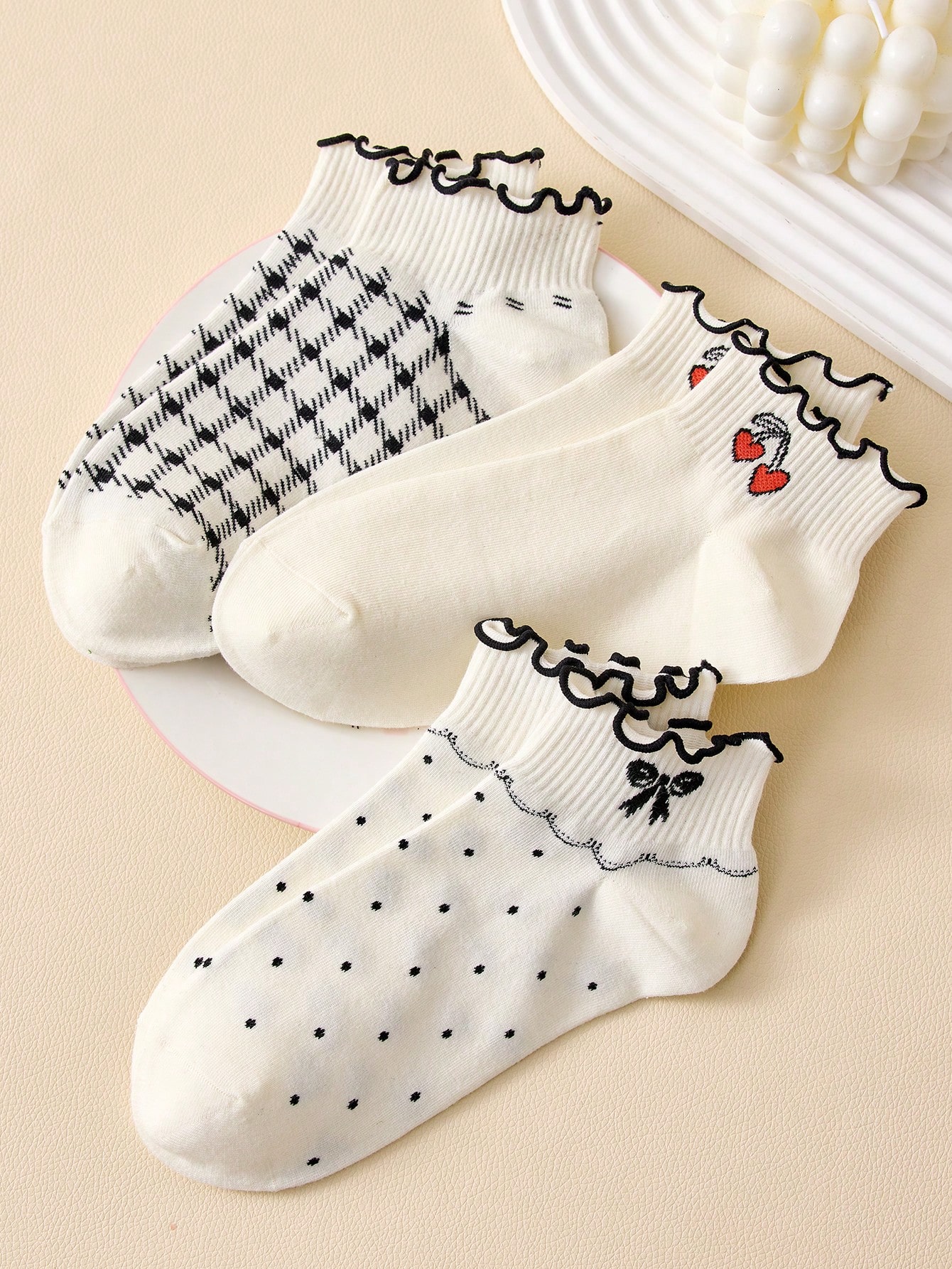 4 أزواج من الجوارب الكاحل للنساء بتطريزات مفرّقعة بالأبيض والأسود: الكرز ، القوس ، الشريط ، الرمل ،