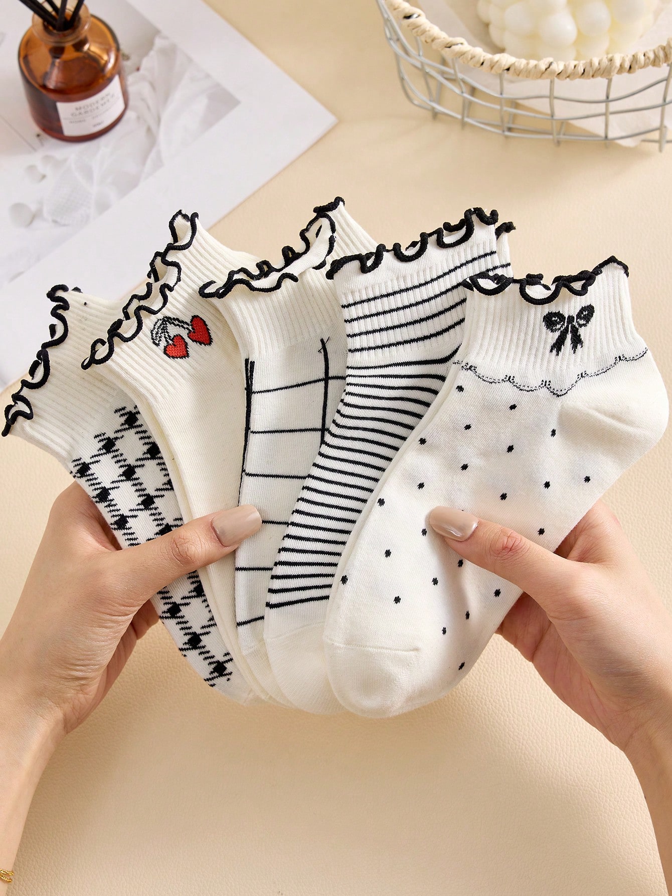 4 أزواج من الجوارب الكاحل للنساء بتطريزات مفرّقعة بالأبيض والأسود: الكرز ، القوس ، الشريط ، الرمل ،