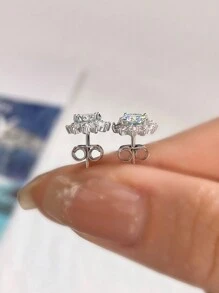 1 paire de boucles d'oreilles exquises en forme de fleur avec 0,5 ct de diamants moissanite. Boucles d'oreilles de fiançailles en argent sterling 925 pour mariage. Bijoux de luxe pour cadeaux aux filles et femmes pour anniversaire