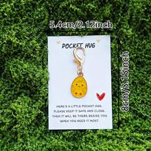 1套或4套可爱的迷你复活节彩蛋钥匙扣、Pocket Hug蛋形吊坠和Pocket Hug复活节卡片钥匙扣。非常适合生日、情人节、复活节、母亲节和父亲节。它们可以作为特别的鼓励礼物、可爱的迷你纪念品、鼓舞人心的珠宝和其他配饰。 - 彩色 - 查看 2