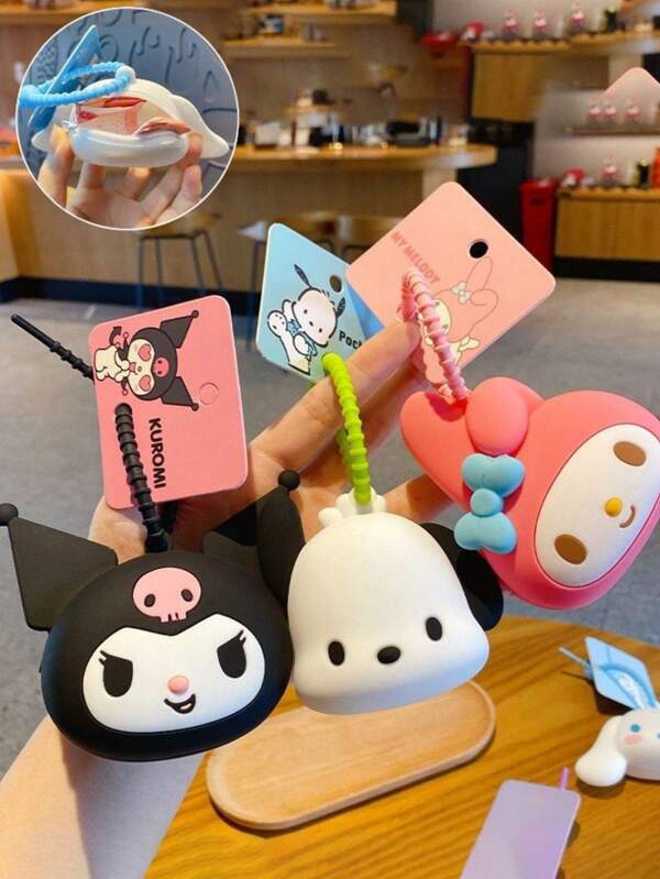 Sanrio 1/2 pezzi Accessori per borsa da viaggio a forma di personaggio Ciao Kitty Kawaii in silicone, per Kuromi My Melody Cinnamoroll Pompom Purin e Pochacco - Design durevole, resistente all'acqua e facile da pulire