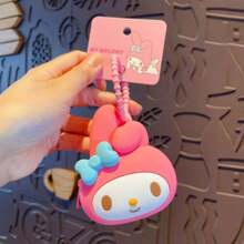 Sanrio 1/2 pezzi Accessori per borsa da viaggio a forma di personaggio Ciao Kitty Kawaii in silicone, per Kuromi My Melody Cinnamoroll Pompom Purin e Pochacco - Design durevole, resistente all'acqua e facile da pulire
