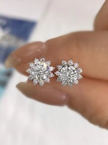 1 paire de boucles d'oreilles exquises en forme de fleur avec 0,5 ct de diamants moissanite. Boucles d'oreilles de fiançailles en argent sterling 925 pour mariage. Bijoux de luxe pour cadeaux aux filles et femmes pour anniversaire