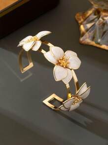 1pc Flower Design Resin Bangle Bracelet, Sweet & Cute For Women, Beach/Vacation Wear (No Gift Box)