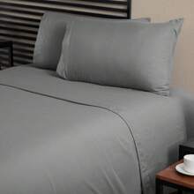 Juego de Sábanas King Size Lisas Gris Oxford 4 Piezas 1 Sábana de Cajón, 1 Sábana Plana y 2 Fundas de Almohada. Tela Suave, Fresca y Ligera, Ideal para Todas las Estaciones. Diseñadas para Brindar Máxima Comodidad y un Descanso Confortable en Tu Dormitorio. - Gris Oscuro - Ver 1