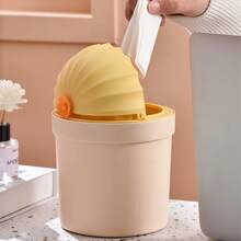 Set 2 MINI Botes de basura de escritorio compacto con diseño moderno y funcional, tapa abatible tipo cúpula con detalle floral decorativo, colores pastel elegantes, medidas ideales para espacios pequeños de 21 x 14.5 cm, perfecto para oficinas, dormitorios, baños y escritorios; fabricado en plástico duradero, fácil de limpiar y de usar, disponible en diferentes tonalidades (amarillo, verde, gris y rosa) para combinar con cualquier estilo de decoración, solución práctica y estética para la organización y eliminación de residuos en cualquier ambiente. - Multicolor - Ver 3