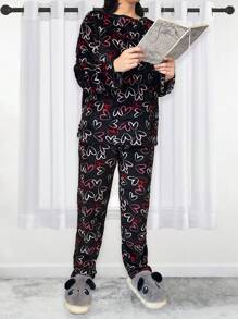 Classic Women's Plush Pajama Set With Beautiful Colors And Prints. Long-Sleeved Shirt With Round Neck. Straight Leg Pants, Natural Waist Fit With Elastic, Very Soft, Light, Warm And Pleasant Fabric, Ideal For Spring, Autumn And Winter. - 黑色 - 查看 1