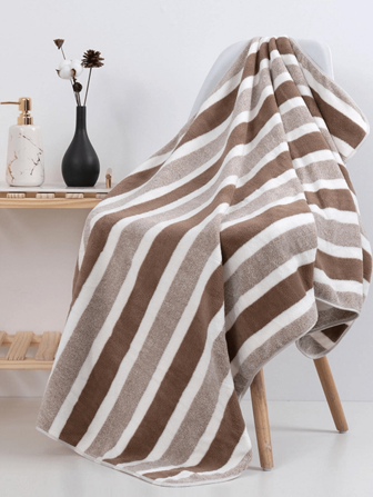 1条加厚珊瑚绒浴巾，咖啡色条纹编织，70*140厘米，高吸水性且不掉毛，适用于家庭浴室装饰、秋季装饰、返校季、美容院、酒店、运动场所等，家居必备，毛巾，护肤浴巾