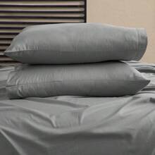 Juego de Sábanas King Size Lisas Gris Oxford 4 Piezas 1 Sábana de Cajón, 1 Sábana Plana y 2 Fundas de Almohada. Tela Suave, Fresca y Ligera, Ideal para Todas las Estaciones. Diseñadas para Brindar Máxima Comodidad y un Descanso Confortable en Tu Dormitorio. - Gris Oscuro - Ver 2