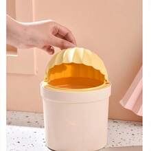 Set 2 MINI Botes de basura de escritorio compacto con diseño moderno y funcional, tapa abatible tipo cúpula con detalle floral decorativo, colores pastel elegantes, medidas ideales para espacios pequeños de 21 x 14.5 cm, perfecto para oficinas, dormitorios, baños y escritorios; fabricado en plástico duradero, fácil de limpiar y de usar, disponible en diferentes tonalidades (amarillo, verde, gris y rosa) para combinar con cualquier estilo de decoración, solución práctica y estética para la organización y eliminación de residuos en cualquier ambiente. - Multicolor - Ver 2