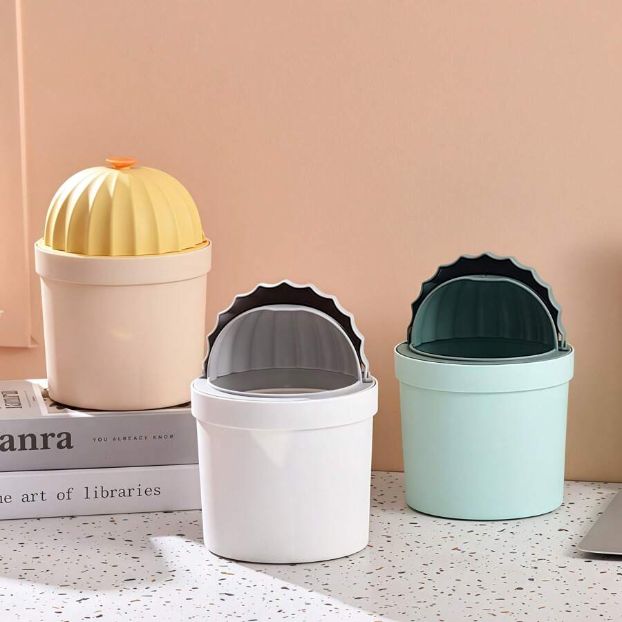 Set 2 MINI Botes de basura de escritorio compacto con diseño moderno y funcional, tapa abatible tipo cúpula con detalle floral decorativo, colores pastel elegantes, medidas ideales para espacios pequeños de 21 x 14.5 cm, perfecto para oficinas, dormitorios, baños y escritorios; fabricado en plástico duradero, fácil de limpiar y de usar, disponible en diferentes tonalidades (amarillo, verde, gris y rosa) para combinar con cualquier estilo de decoración, solución práctica y estética para la organización y eliminación de residuos en cualquier ambiente. - Multicolor - Ver 1