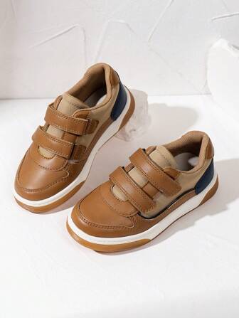 男孩钩环 PU 皮革柔软透气平底休闲运动鞋，低帮防滑橡胶底运动鞋，适合所有季节，春/秋季，户外/学校，适合 8-14 岁男孩和女孩