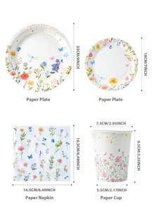 Assiettes, serviettes et gobelets en papier jetables avec motif floral sur fond blanc, convenant pour 25 invités. Vaisselle jetable pour anniversaire, pique-nique familial