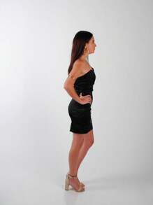 Vestido Corto Negro Strapless para Mujer con Diseño Ceñido y Drapeado – Moda Sexy y Elegante para Fiestas, Cócteles, Bodas, Eventos Nocturnos y Salidas Especiales – Vestido de Noche con Escote Palabra de Honor para un Look Sofisticado y Sensual – Ajuste Favorecedor que Resalta la Figura con Estilo Moderno – Tela Satinada con Brillo Sutil para un Toque de Glamour – Outfit Perfecto para Ocasiones Formales y Semiformales – Combinable con Tacones y Accesorios para un Look Impactante – Vestido Negro Clásico con Estilo Atemporal – Material Suave y Cómodo para Mayor Confort – Diseño Minimalista pero Elegante para Mujeres Seguras de Sí Mismas – Ideal para Primavera, Verano y Otoño – Prenda Infaltable en tu Closet para Lucir Radiante en Cualquier Celebración – Vestido Corto Ajustado con Detalles en Pliegues para un Efecto Sofisticado – Look Chic y Seductor para Noches Inolvidables. - Negro - Ver 5