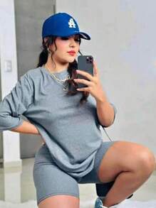 Este conjunto short y playera oversize para dama es la opción ideal para quienes buscan comodidad y estilo en un solo look. Confeccionado en tela acatalanada, ofrece una sensación suave y fresca, perfecta para el día a día o para días de descanso. La playera de cuello redondo agrega un toque clásico y versátil, mientras que el short te permite moverte con total libertad. Este conjunto es perfecto para un look relajado y urbano, ideal para los días calurosos o para disfrutar de un día casual. ¡Combina comodidad y estilo con este conjunto que se convertirá en tu favorito de la temporada - Gris - Ver 1