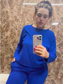 ste conjunto de moda es la opción ideal para quienes buscan un look sofisticado y cómodo. El pantalón de corte recto, confeccionado en tela acatalanada de alta calidad, ofrece un ajuste perfecto y un estilo urbano y moderno. La blusa de manga larga, también en tela acatalanada, es perfecta para los días más frescos y garantiza un toque elegante a tu outfit.  Diseñado para la mujer actual, este conjunto es ideal tanto para la oficina como para un evento casual. Su estilo chic y su comodidad lo convierten en la elección perfecta para un día de trabajo o una salida relajada.  Conjunto de dos piezas, fácil de combinar con otros accesorios y adecuado para cualquier temporada. No importa si buscas ropa femenina de calidad para 2025 o un look que combine comodidad y elegancia, este conjunto será tu aliado. ¡Atrévete a lucir un estilo elegante y a la vez relajado con este conjunto de pantalón y blusa de manga larga! - azul real - Ver 2