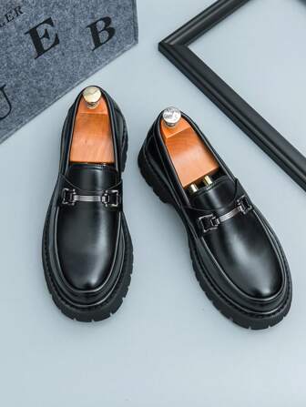 男士黑色德比鞋，圆头，高端厚底增高鞋，适合商务正装或休闲装，宽版，优质，防滑橡胶鞋底，耐磨（绒面 PU 皮革 + 漆皮，品牌设计）