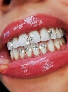220 piezas Kit DIY de joyas autoadhesivas súper brillantes para los dientes, fácil de desmontar e instalar, decoración de dientes con mariposa, cristal blanco de forma redonda asimétrica, pegatinas luminosas para los dientes en estilo hip hop gótico europeo y americano, adecuadas para bares, karaoke, fiestas, festivales y Halloween, con adhesivo fuerte y todas las herramientas y pegamento necesarios