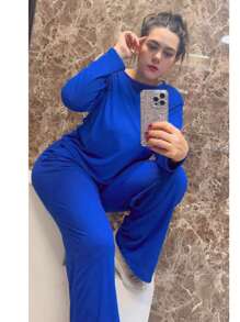 ste conjunto de moda es la opción ideal para quienes buscan un look sofisticado y cómodo. El pantalón de corte recto, confeccionado en tela acatalanada de alta calidad, ofrece un ajuste perfecto y un estilo urbano y moderno. La blusa de manga larga, también en tela acatalanada, es perfecta para los días más frescos y garantiza un toque elegante a tu outfit.  Diseñado para la mujer actual, este conjunto es ideal tanto para la oficina como para un evento casual. Su estilo chic y su comodidad lo convierten en la elección perfecta para un día de trabajo o una salida relajada.  Conjunto de dos piezas, fácil de combinar con otros accesorios y adecuado para cualquier temporada. No importa si buscas ropa femenina de calidad para 2025 o un look que combine comodidad y elegancia, este conjunto será tu aliado. ¡Atrévete a lucir un estilo elegante y a la vez relajado con este conjunto de pantalón y blusa de manga larga! - azul real - Ver 3