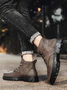 非常适合搭配牛仔裤、新款秋冬男士高帮靴、休闲系带皮革工装鞋，配有橡胶鞋底，非常适合搭配裤子