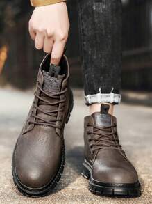 非常适合搭配牛仔裤、新款秋冬男士高帮靴、休闲系带皮革工装鞋，配有橡胶鞋底，非常适合搭配裤子