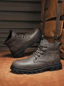 非常适合搭配牛仔裤、新款秋冬男士高帮靴、休闲系带皮革工装鞋，配有橡胶鞋底，非常适合搭配裤子