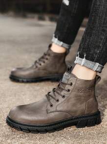 非常适合搭配牛仔裤、新款秋冬男士高帮靴、休闲系带皮革工装鞋，配有橡胶鞋底，非常适合搭配裤子