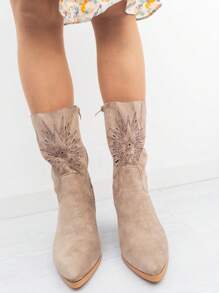 Bottes de printemps nouvelle collection printemps 2025, avec talon haut et broderie ajourée, semelle antidérapante, avec fermeture éclair latérale et de haute qualité. Idéales pour les fêtes, les vacances et l'usage quotidien. Livraison estimée 1-3 jours ouvrables (Péninsule)