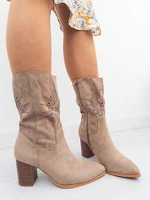 Bottes de printemps nouvelle collection printemps 2025, avec talon haut et broderie ajourée, semelle antidérapante, avec fermeture éclair latérale et de haute qualité. Idéales pour les fêtes, les vacances et l'usage quotidien. Livraison estimée 1-3 jours ouvrables (Péninsule)