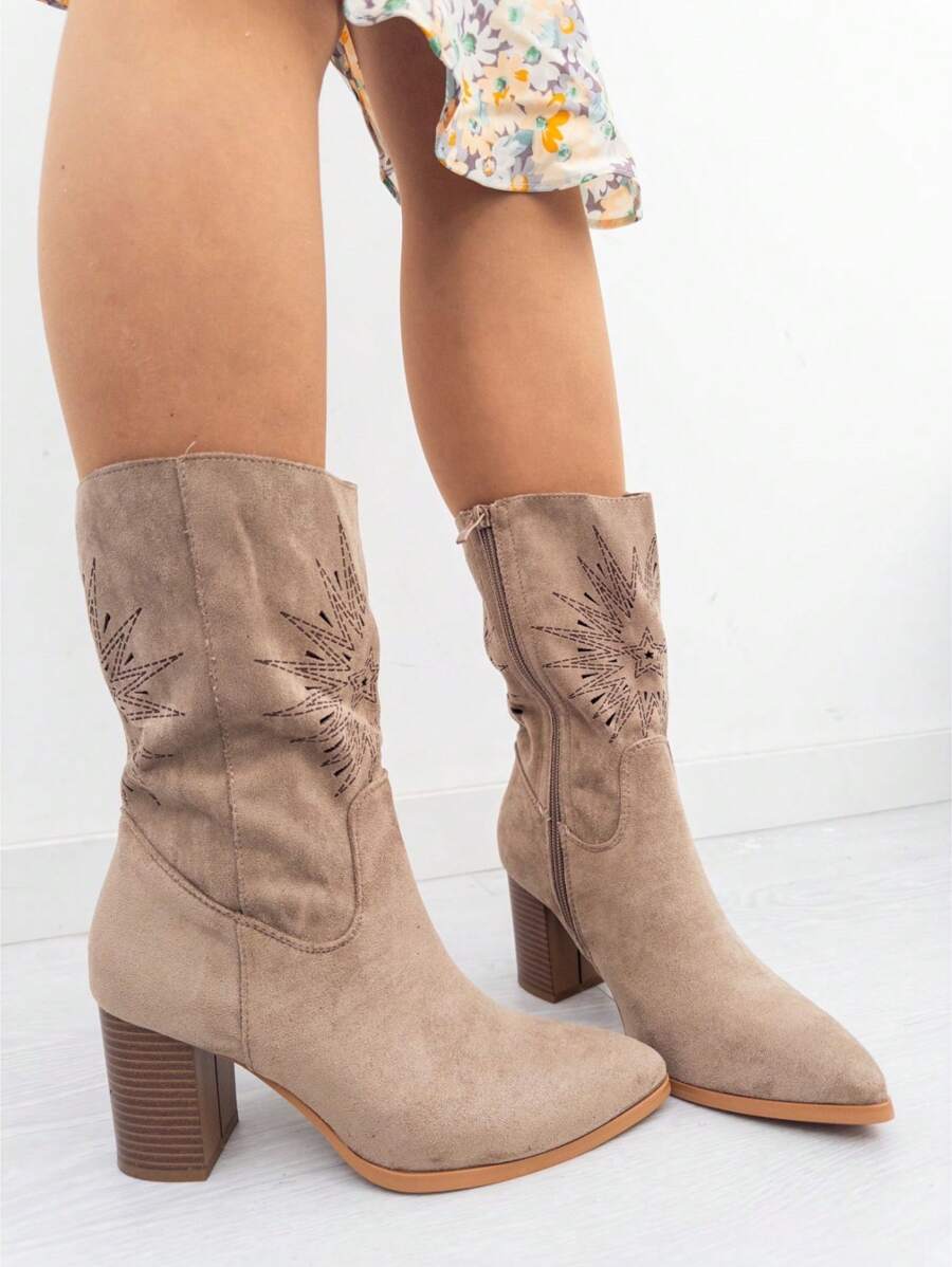 Bottes de printemps nouvelle collection printemps 2025, avec talon haut et broderie ajourée, semelle antidérapante, avec fermeture éclair latérale et de haute qualité. Idéales pour les fêtes, les vacances et l'usage quotidien. Livraison estimée 1-3 jours ouvrables (Péninsule)