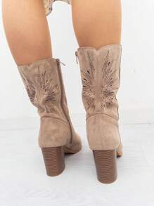 Bottes de printemps nouvelle collection printemps 2025, avec talon haut et broderie ajourée, semelle antidérapante, avec fermeture éclair latérale et de haute qualité. Idéales pour les fêtes, les vacances et l'usage quotidien. Livraison estimée 1-3 jours ouvrables (Péninsule)