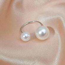 1 件优雅手链，镶嵌乳白色宝石，象征优雅与浪漫，可调节珠宝，是送给女性的完美礼物，适合日常服装