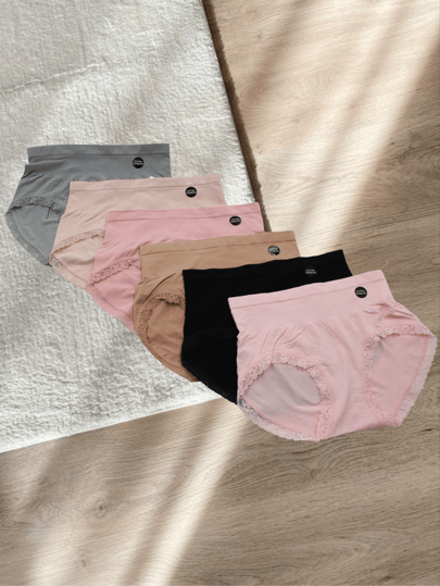 Paquete Set de 6 Calzones Corte Bikini Panties a la Cadera Ropa Interior de Mujer de Algodón de Encaje Materiales 95% Algodón 5% Spandex Tejido Elástico Material Transpirable Tela Suave al Tacto Ropa Interior Cómoda Diseño Ajustable Ideal para Uso Diario Unitalla Corte a la Cadera Banda Ancha Elástica Encaje Decorativo en Piernas Textura de Rayas Ajuste Perfecto para Tallas 5, 7 y 9 Diseño Liso Básico con Detalles Modernos Clásico y Femenino Colores Surtidos Multicolor Negro, Gris, dos tonos de rosa (rosa palo y rosa), dos tonos de Nude (crema y beige) Ideal para Tallas Chicas a Medianas Cubre las Caderas Perfectamente Minimalista Flexible y Ligero Costuras Suaves Uso Diario Perfecto para Pantalones, Faldas o Vestidos, Ideal para Mujeres Activas, No aprieta ni Deja Marcas, Durable y Resistente al Lavado, Textura de Rayas, Discreto y Elegante, Cobertura Media Elasticidad en Cintura
