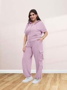 Conjunto deportivo Talla Extra de pants con sudadera de manga corta con cordones con bolsillos en las piernas.