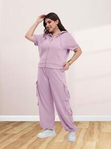 Conjunto deportivo Talla Extra de pants con sudadera de manga corta con cordones con bolsillos en las piernas.
