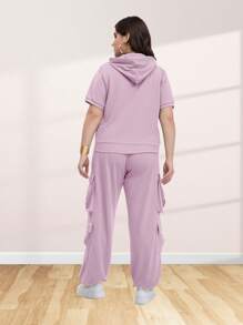 Conjunto deportivo Talla Extra de pants con sudadera de manga corta con cordones con bolsillos en las piernas.
