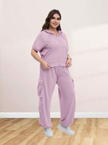 Conjunto deportivo Talla Extra de pants con sudadera de manga corta con cordones con bolsillos en las piernas.